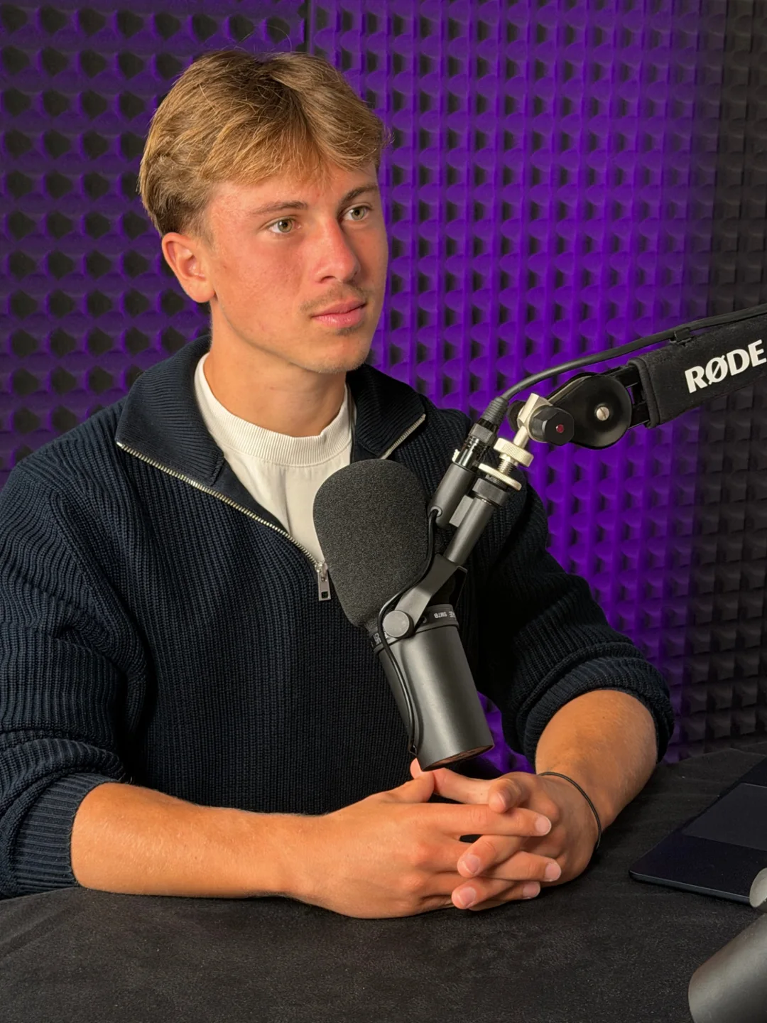 Natáčení ve studiu u podcastového mikrofonu